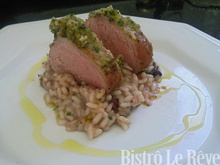 Risoto ao vinho do Porto com radicchio e filé mignon suíno na crosta de parmesão e manjericão