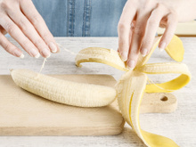 Pego a casca da banana e desfio: não é lixo, é um verdadeiro tesouro (olha só como eu uso!)