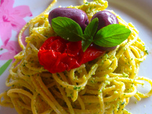 Macarrão ao molho pesto