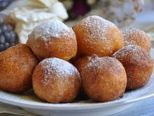 Se sua avó não te ensinou, eu te ensino como fazer o melhor bolinho de chuva que você vai comer na vida: crocante por fora, macio por dentro!