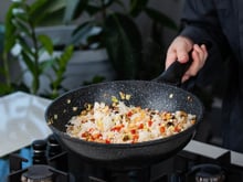 Sempre que tenho arroz dormido em casa, faço essa receita cremosa de uma panela só que minha família devora