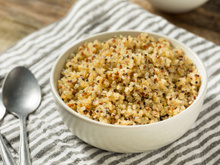 Como fazer quinoa? Descubra por que algumas pessoas deixam o grão de molho e outras cozinham direto