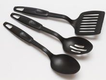 Aqui estão os motivos para você jogar fora a espátula de plástico preto o mais rápido possível