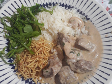 Estrogonofe de vinho tinto e champignon