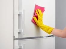 Como limpar geladeira amarelada: confira as dicas
