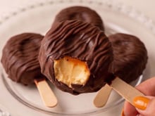 Picodim, o picolé de pudim no palito coberto de chocolate crocante por fora e macio por dentro