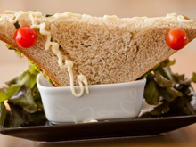 Sanduíche natural de frango bem temperado