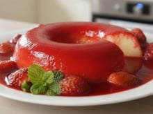 Não consegui esperar até o Natal e já fiz o pudim de morango do amor esse fim de semana: receita foi destaque do almoço de domingo!