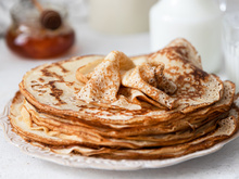 A receita de panquecas mais fácil e deliciosa, feita no liquidificador, que fica macia mesmo depois de fria!