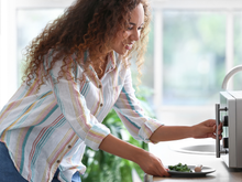 O que você precisa saber antes de comprar um micro-ondas? Confira dicas que vão te ajudar na hora da compra