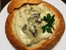 Filé ao molho gorgonzola no pão italiano