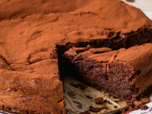 Nem brownie, nem suflê: esse bolo de chocolate sem farinha com textura de mousse é a união das quatro melhores sobremesas em uma só