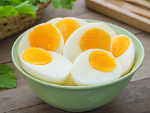 O jeito mais prático de cozinhar ovo não é na panela com água: em poucos minutos, a gema fica perfeita se você fizer desse jeito