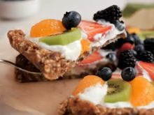 Sobremesa liberada! Essa tarte de iogurte grego com frutas leva só 3 ingredientes e você pode comer sem culpa