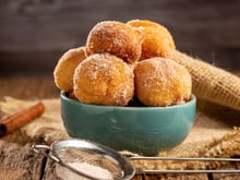 Esse bolinho de chuva com massa de banana tem gostinho de infância e cheiro de café fresco