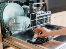 Os utensílios de cozinha que nunca devem ser colocados na máquina de lavar louça