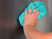 Sua geladeira e seu espelho ficarão sem manchas de impressão digital se você usar essa solução de limpeza muito fácil de fazer em casa!