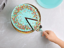 Como calcular a quantidade de bolo para o número de pessoas?