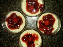 Creme inglês com geleia de morango