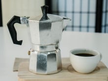 Café na cafeteira italiana do jeito certo direto no fogão e sem vazar