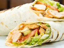 Bom, bonito e barato: wrap de frango com requeijão para o seu lanche ou jantar