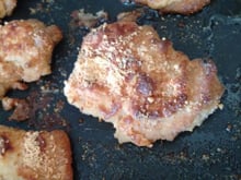 Peito de frango empanado ao forno simples e delicioso