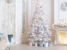 Nada de pinheiro verde nesse Natal? Descubra se cor tá fora de moda, qual a tendência 2024 e como salvar a sua árvore se não quiser comprar uma nova