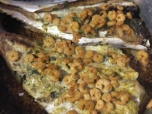 Peixe assado com farofa de camarão