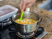 Quase ninguém faz assim, mas esse detalhe simples deixa o arroz integral muito mais soltinho e gostoso