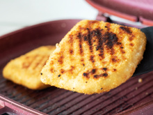 Esse pão de queijo de frigideira é tão fácil que faço no café e no lanche