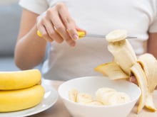 Por que recomendam comer banana à noite? A explicação é simples e vai te convencer a começar esse hábito