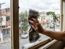 Cresci vendo minha avó limpar os vidros com jornal e só depois descobri por que isso funciona tão bem