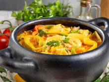 Procurando uma receita de moqueca de peixe fácil e rápida para o almoço? Eu tenho a perfeita!