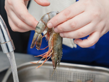 Como lavar camarão para mantê-lo fresco, firme e sem cheiro de peixe: um segredo fácil do restaurante