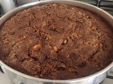 Bolo de maçã, nozes e damasco