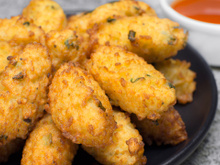 Bolinho de arroz igual ao da vovó: crocante por fora, macio por dentro e cheio de lembranças