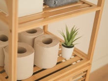 Pare de guardar o papel higiênico no banheiro: esse é o local ideal para manter a organização e a durabilidade do item