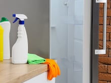 Borrifar vinagre com sal atrás da geladeira uma vez por mês: para que serve e por que é recomendado