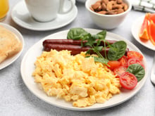Café da manhã de hotel em casa: TudoGostoso revela o ingrediente que deixa os ovos mexidos mais saborosos e cremosos