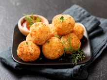 Bolinho de mandioca recheado com frango no tucupi