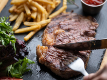 Nem caro, nem difícil: o ingrediente de 2 reais que deixa a carne macia como filé mignon