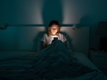 Se você mexe no celular ou assiste TV no escuro, você precisa saber disso!