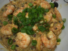 Camarão flambado na cachaça ao molho de maracujá