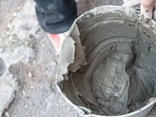 Os pedreiros concordam: adicionar algumas colheres de sopa de detergente à mistura de concreto é uma excelente opção para pequenos reparos domésticos
