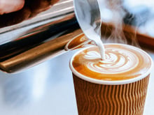 O que acontece quando você mistura café com leite segundo a química dos alimentos