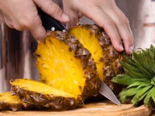 Como descascar abacaxi de maneira prática