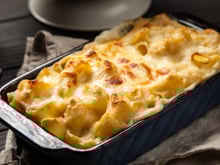 Já pré-aquece o forno: esse macarrão de travessa gratinado vai conquistar a família inteira no almoço de domingo