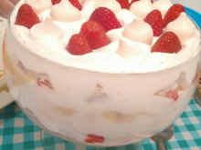 Sobremesa de suspiro com morango