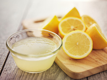 É verdade que suco de limão antes da refeição emagrece porque anula parte da gordura do prato?