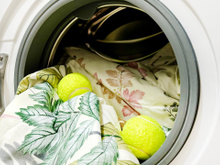 Poucas pessoas sabem como uma simples bola de tênis pode transformar a lavagem da roupa